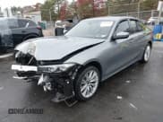 ✅ 2023 BMW 3 Series 330i xDrive • VIN: 3MW89FF01P8D67179 • Lot: 43643461. Wystawiony na IAAI z przebiegiem 15 016 mil. Bezpłatny archiwum sprzedaży aukcyjnych z USA i szczegółowy raport historii pojazdu na DreamBid. Zdjęcie 2.