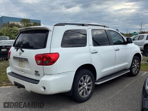✅ 2011 Toyota Sequoia Limited • VIN: 5TDJY5G1XBS052888 • Лот: 43229492. Опубликован ранее на IAAI с пробегом 190 287 миль. Бесплатный доступ к архиву аукционных продаж из США и подробный отчёт об истории автомобиля на DreamBid. Изображение 4.