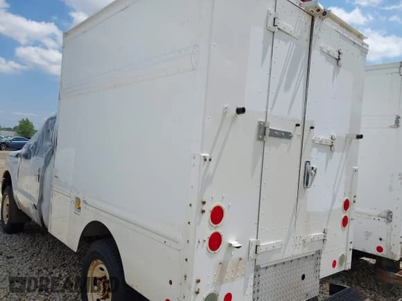 ✅ 2015 Ford F-250 XL • VIN: 1FDBF2B60FED21726 • Lot: 42459683. Wystawiony na IAAI z przebiegiem 355 935 mil. Bezpłatny archiwum sprzedaży aukcyjnych z USA i szczegółowy raport historii pojazdu na DreamBid. Zdjęcie 3.