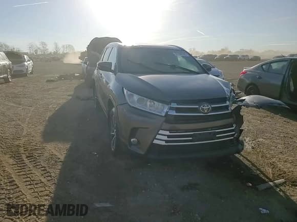 ✅ 2017 Toyota Highlander XLE • VIN: 5TDJZRFH9HS377169 • Lot: 91788705. Listed on Copart with 102,755 mi. Free auction sales archive from the USA and detailed vehicle history report at DreamBid. Image 14.