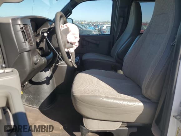 ✅ 2019 Chevrolet Express Passenger LT • VIN: 1GAZGPFG6K1288418 • Lot: 46890365. Wystawiony na Copart z przebiegiem 163 661 mil. Bezpłatny archiwum sprzedaży aukcyjnych z USA i szczegółowy raport historii pojazdu na DreamBid. Zdjęcie 7.