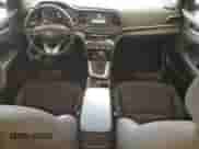 ✅ 2020 Hyundai Elantra SE • VIN: 5NPD74LF6LH556339 • Lot: 71100475. Wystawiony na Copart z przebiegiem 43 297 mil mil. Skorzystaj z bezpłatnego archiwum sprzedaży aukcyjnych z USA i zobacz szczegółowy raport historii pojazdu na DreamBid. Zdjęcie 8.