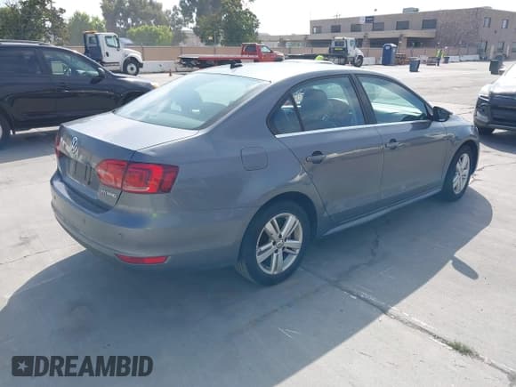 ✅ 2013 Volkswagen Jetta Hybrid SE • VIN: 3VW637AJ3DM305798 • Lot: 42736297. Listed on IAAI with 156,972 mi. Free auction sales archive from the USA and detailed vehicle history report at DreamBid. Image 4.