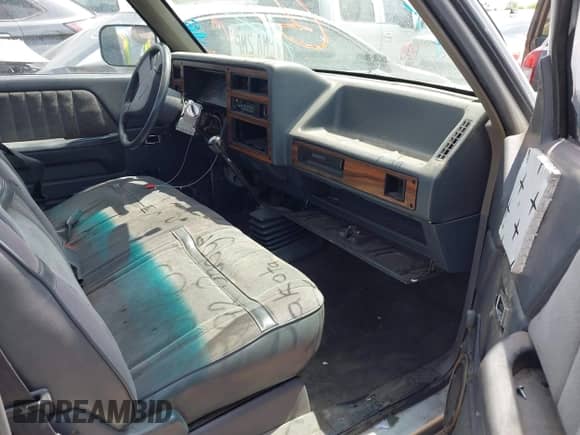 1992 Dodge Dakota z VIN 1B7FL26X4NS552470, wystawiony jako IAAI lot #41981783 z przebiegiem 202 110 mil mil oraz . Historia ofert i sprzedaży dostępna na DreamBid. Obrazek 8.