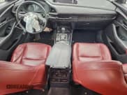 ✅ 2024 Mazda CX-30 S Carbon Edition • VIN: 3MVDMBCM9RM673863 • Lot: 94035615. Wystawiony na Copart z przebiegiem Nie podano. Bezpłatny archiwum sprzedaży aukcyjnych z USA i szczegółowy raport historii pojazdu na DreamBid. Zdjęcie 8.