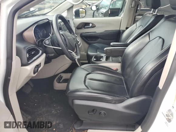 ✅ 2020 Chrysler Voyager LXi • VIN: 2C4RC1DGXLR144435 • Лот: 85925755. Опубликован ранее на Copart с пробегом 67 825 миль. Бесплатный доступ к архиву аукционных продаж из США и подробный отчёт об истории автомобиля на DreamBid. Изображение 7.