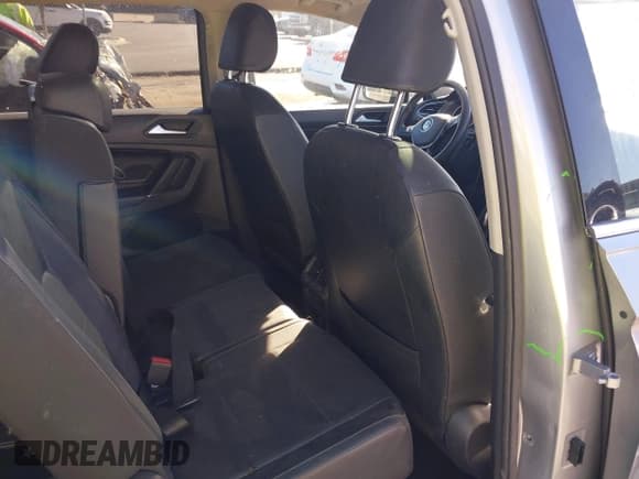 ✅ 2020 Volkswagen Tiguan SE • VIN: 3VV3B7AX4LM058983 • Lot: 43642498. Wystawiony na IAAI z przebiegiem 124 683 mil. Bezpłatny archiwum sprzedaży aukcyjnych z USA i szczegółowy raport historii pojazdu na DreamBid. Zdjęcie 8.