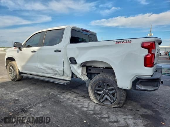 ✅ 2022 Chevrolet Silverado 1500 LT Trail Boss • VIN: 3GCUDFED4NG612774 • Lot: 94479125. Wystawiony na Copart z przebiegiem 59 256 mil. Bezpłatny archiwum sprzedaży aukcyjnych z USA i szczegółowy raport historii pojazdu na DreamBid. Zdjęcie 2.
