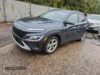 ✅ 2022 Hyundai Kona SEL • VIN: KM8K3CAB6NU819317 • Лот: 83829995. Опубликован ранее на Copart с пробегом 24 292 миль. Бесплатный доступ к архиву аукционных продаж из США и подробный отчёт об истории автомобиля на DreamBid. Изображение 1.
