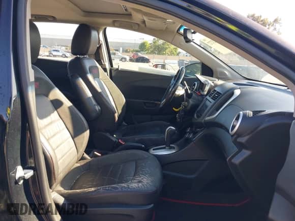 2013 Chevrolet Sonic RS z VIN 1G1JG6SBXD4133244, wystawiony jako IAAI lot #43232727 z przebiegiem 143 286 mil mil oraz . Historia ofert i sprzedaży dostępna na DreamBid. Obrazek 5.