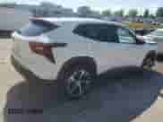 2025 Chevrolet Trax 1RS с VIN KL77LGEP9SC156914, выставлен на аукционе Copart как лот 84253015 с пробегом 6 925 миль миль и Списание • Salvage title. История ставок и продаж доступна на DreamBid. Изображение 3.