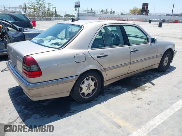 ✅ 2000 Mercedes-Benz C 230 Kompressor • VIN: WDBHA24G1YA812740 • Lot: 42655424. Wystawiony na IAAI z przebiegiem 227 815 mil. Bezpłatny archiwum sprzedaży aukcyjnych z USA i szczegółowy raport historii pojazdu na DreamBid. Zdjęcie 4.