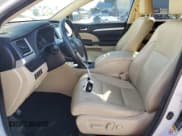 ✅ 2018 Toyota Highlander SE • VIN: 5TDJZRFH2JS541643 • Lot: 82588675. Wystawiony na Copart z przebiegiem 41 666 mil. Bezpłatny archiwum sprzedaży aukcyjnych z USA i szczegółowy raport historii pojazdu na DreamBid. Zdjęcie 7.
