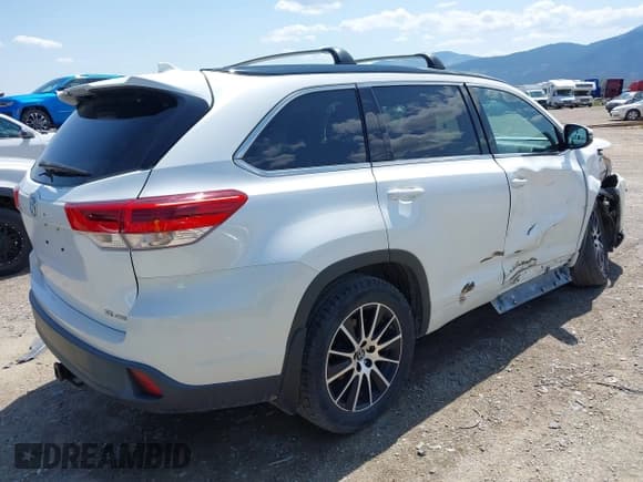 ✅ 2017 Toyota Highlander XLE • VIN: 5TDJZRFH4HS363549 • Lot: 42530155. Wystawiony na IAAI z przebiegiem 87 830 mil. Bezpłatny archiwum sprzedaży aukcyjnych z USA i szczegółowy raport historii pojazdu na DreamBid. Zdjęcie 4.