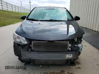 2020 Chevrolet Sonic LT z VIN 1G1JG6SB7L4136178, wystawiony jako Copart lot #72976824 z przebiegiem 94 523 mil mil oraz Czysty tytuł • Clean title. Historia ofert i sprzedaży dostępna na DreamBid. Obrazek 5.