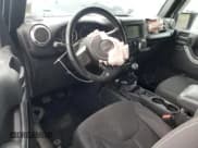 ✅ 2017 Jeep Wrangler Sahara • VIN: 1C4AJWBG5HL585280 • Lot: 54703555. Wystawiony na Copart z przebiegiem Nie podano. Bezpłatny archiwum sprzedaży aukcyjnych z USA i szczegółowy raport historii pojazdu na DreamBid. Zdjęcie 8.