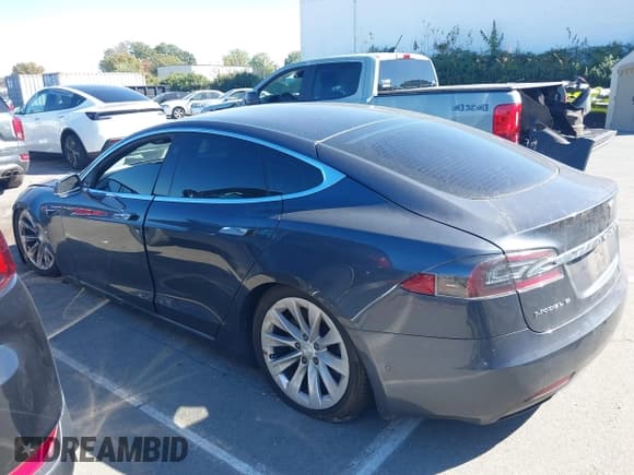 ✅ 2017 Tesla Model S 100D • VIN: 5YJSA1E25HF213092 • Lot: 43481381. Wystawiony na IAAI z przebiegiem 66 035 mil. Bezpłatny archiwum sprzedaży aukcyjnych z USA i szczegółowy raport historii pojazdu na DreamBid. Zdjęcie 13.