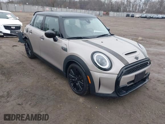 ✅ 2024 MINI Hardtop 4 Door Cooper S • VIN: WMW53DK02R2U87752 • Lot: 41667291. Wystawiony na IAAI z przebiegiem 28 980 mil. Bezpłatny archiwum sprzedaży aukcyjnych z USA i szczegółowy raport historii pojazdu na DreamBid. Zdjęcie 1.