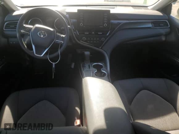 2021 Toyota Camry LE z VIN 4T1C11AKXMU439913, wystawiony jako Copart lot #91114135 z przebiegiem 2 761 mil mil oraz Czysty tytuł • Clean title. Historia ofert i sprzedaży dostępna na DreamBid. Obrazek 8.