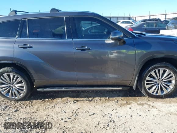 ✅ 2023 Toyota Highlander Hybrid Platinum • VIN: 5TDFARAH2PS525908 • Лот: 41389410. Опубликован ранее на IAAI с пробегом 31 574 миль. Бесплатный доступ к архиву аукционных продаж из США и подробный отчёт об истории автомобиля на DreamBid. Изображение 14.