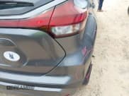 ✅ 2023 Nissan Kicks S • VIN: 3N1CP5BV6PL556120 • Lot: 43068347. Wystawiony na IAAI z przebiegiem 32 574 mil. Bezpłatny archiwum sprzedaży aukcyjnych z USA i szczegółowy raport historii pojazdu na DreamBid. Zdjęcie 18.