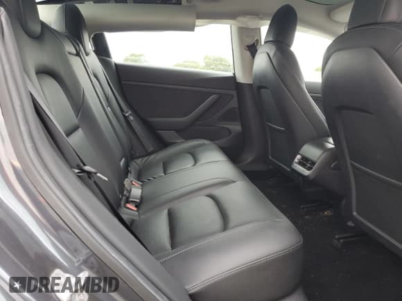 ✅ 2020 Tesla Model 3 Standard Range Plus • VIN: 5YJ3E1EAXLF802308 • Lot: 82275135. Wystawiony na Copart z przebiegiem 75 515 mil. Bezpłatny archiwum sprzedaży aukcyjnych z USA i szczegółowy raport historii pojazdu na DreamBid. Zdjęcie 10.