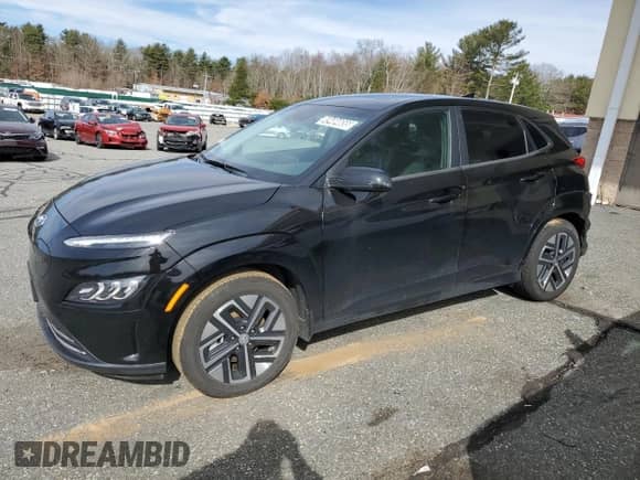 2022 Hyundai Kona Limited z VIN KM8K53AG8NU157472, wystawiony jako Copart lot #49484655 z przebiegiem 28 730 mil mil oraz Czysty tytuł • Clean title. Historia ofert i sprzedaży dostępna na DreamBid. Obrazek 1.