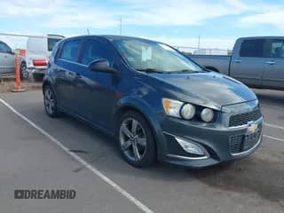 2015 Chevrolet Sonic RS z VIN 1G1JG6SB5F4154120, wystawiony jako IAAI lot #43485776 z przebiegiem 93 688 mil mil oraz . Historia ofert i sprzedaży dostępna na DreamBid. Obrazek 1.