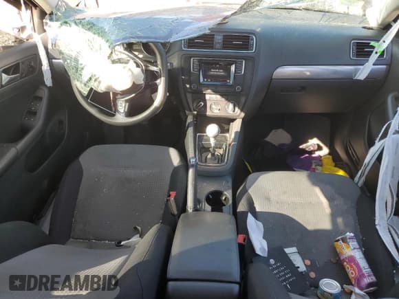 ✅ 2017 Volkswagen Jetta S • VIN: 3VW167AJ4HM230424 • Лот: 82220115. Опубликован ранее на Copart с пробегом 111 559 миль. Бесплатный доступ к архиву аукционных продаж из США и подробный отчёт об истории автомобиля на DreamBid. Изображение 8.