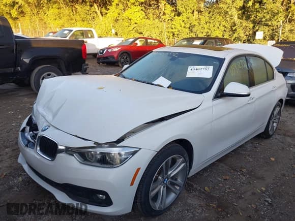 ✅ 2017 BMW 3 Series 330i • VIN: WBA8B9G55HNU48524 • Lot: 43402752. Wystawiony na IAAI z przebiegiem 68 052 mil. Bezpłatny archiwum sprzedaży aukcyjnych z USA i szczegółowy raport historii pojazdu na DreamBid. Zdjęcie 2.