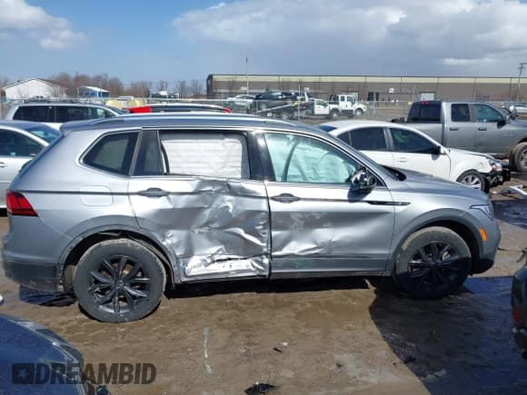 ✅ 2023 Volkswagen Tiguan SE • VIN: 3VV2B7AX0PM034519 • Lot: 41723470. Wystawiony na IAAI z przebiegiem 17 250 mil. Bezpłatny archiwum sprzedaży aukcyjnych z USA i szczegółowy raport historii pojazdu na DreamBid. Zdjęcie 13.