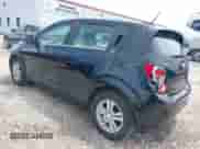 2015 Chevrolet Sonic LT z VIN 1G1JC6SB0F4157826, wystawiony jako IAAI lot #42503574 z przebiegiem 101 437 mil mil oraz . Historia ofert i sprzedaży dostępna na DreamBid. Obrazek 3.