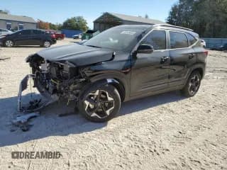 ✅ 2025 Kia Seltos S • VIN: KNDEU2AA8S7815702 • Lot: 93148005. Listed on Copart with 3,001 mi. Free auction sales archive from the USA and detailed vehicle history report at DreamBid. Image 1.