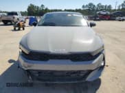 ✅ 2022 Kia K5 GT-Line • VIN: 5XXG64J2XNG110242 • Lot: 71152995. Wystawiony na Copart z przebiegiem 72 318 mil. Bezpłatny archiwum sprzedaży aukcyjnych z USA i szczegółowy raport historii pojazdu na DreamBid. Zdjęcie 5.