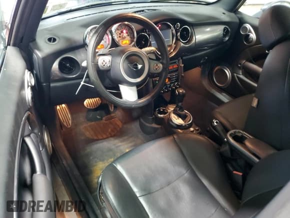 ✅ 2006 MINI Convertible S • VIN: WMWRH33526TK59005 • Lot: 87219525. Wystawiony na Copart z przebiegiem 100 070 mil. Bezpłatny archiwum sprzedaży aukcyjnych z USA i szczegółowy raport historii pojazdu na DreamBid. Zdjęcie 8.