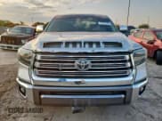 ✅ 2020 Toyota Tundra Platinum • VIN: 5TFAY5F18LX923560 • Lot: 70162785. Wystawiony na Copart z przebiegiem 243 848 mil. Bezpłatny archiwum sprzedaży aukcyjnych z USA i szczegółowy raport historii pojazdu na DreamBid. Zdjęcie 5.