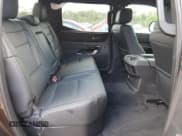 ✅ 2025 Toyota Tundra Limited • VIN: 5TFJA5DB9SX297399 • Lot: 87490875. Wystawiony na Copart z przebiegiem 12 660 mil. Bezpłatny archiwum sprzedaży aukcyjnych z USA i szczegółowy raport historii pojazdu na DreamBid. Zdjęcie 10.