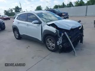 ✅ 2021 Hyundai Kona SE • VIN: KM8K12AA0MU639143 • Лот: 43122446. Опубликован ранее на IAAI с пробегом 66 162 миль. Бесплатный доступ к архиву аукционных продаж из США и подробный отчёт об истории автомобиля на DreamBid. Изображение 1.