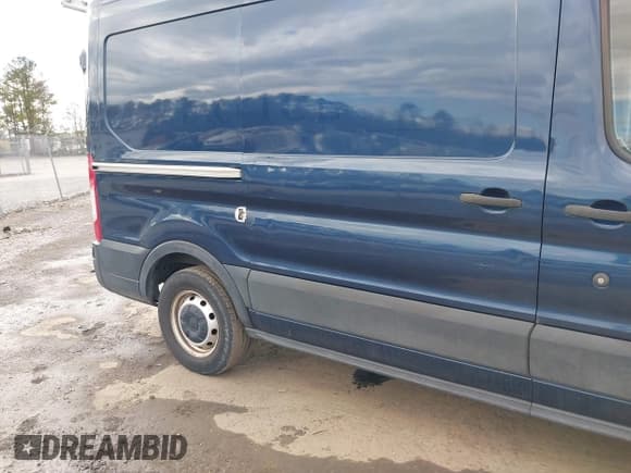 ✅ 2019 Ford Transit • VIN: 1FTYE1CM9KKA48967 • Lot: 41737039. Wystawiony na IAAI z przebiegiem 153 445 mil. Bezpłatny archiwum sprzedaży aukcyjnych z USA i szczegółowy raport historii pojazdu na DreamBid. Zdjęcie 6.