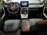 ✅ 2020 Toyota RAV4 LE • VIN: JTMG1RFV9LD068894 • Lot: 85688655. Wystawiony na Copart z przebiegiem 31 026 mil. Bezpłatny archiwum sprzedaży aukcyjnych z USA i szczegółowy raport historii pojazdu na DreamBid. Zdjęcie 8.