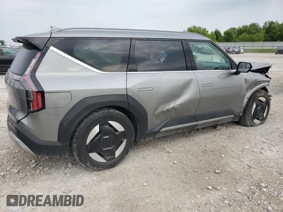 ✅ 2024 Kia EV9 Wind • VIN: KNDAFFS55R6045816 • Lot: 60599385. Wystawiony na Copart z przebiegiem 11 596 mil. Bezpłatny archiwum sprzedaży aukcyjnych z USA i szczegółowy raport historii pojazdu na DreamBid. Zdjęcie 3.