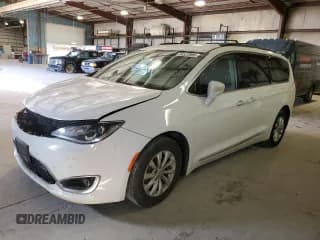 ✅ 2017 Chrysler Pacifica Touring L • VIN: 2C4RC1BGXHR763384 • Лот: 89522895. Опубликован ранее на Copart с пробегом 165 547 миль. Бесплатный доступ к архиву аукционных продаж из США и подробный отчёт об истории автомобиля на DreamBid. Изображение 1.