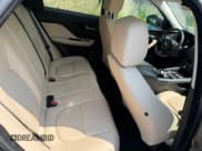 ✅ 2017 Jaguar F-Pace 35t Premium • VIN: SADCJ2BV7HA499324 • Lot: 42878561. Wystawiony na IAAI z przebiegiem 108 207 mil. Bezpłatny archiwum sprzedaży aukcyjnych z USA i szczegółowy raport historii pojazdu na DreamBid. Zdjęcie 8.