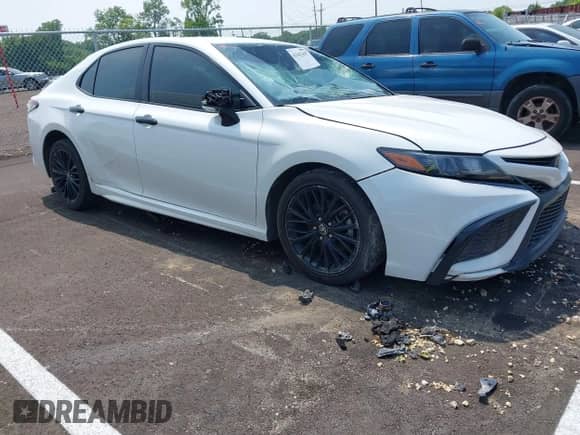 2022 Toyota Camry SE z VIN 4T1G11AK0NU054329, wystawiony jako IAAI lot #42342363 z przebiegiem 105 909 mil mil oraz . Historia ofert i sprzedaży dostępna na DreamBid. Obrazek 1.