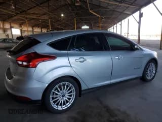 ✅ 2015 Ford Focus Electric • VIN: 1FADP3R42FL314945 • Lot: 69076744. Wystawiony na Copart z przebiegiem 60 030 mil. Bezpłatny archiwum sprzedaży aukcyjnych z USA i szczegółowy raport historii pojazdu na DreamBid. Zdjęcie 3.