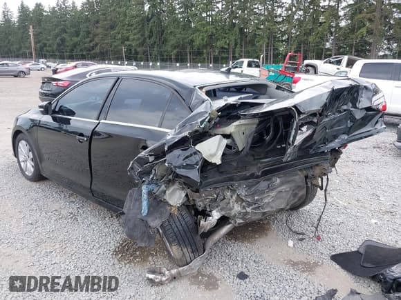 ✅ 2015 Volkswagen Jetta SE • VIN: 3VWLA7AJ7FM266743 • Lot: 42882558. Listed on IAAI with 140,037 mi. Free auction sales archive from the USA and detailed vehicle history report at DreamBid. Image 3.