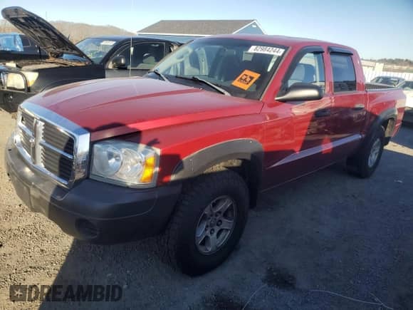 2007 Dodge Dakota ST z VIN 1D7HW28K47S235993, wystawiony jako Copart lot #82984244 z przebiegiem 150 912 mil mil oraz Czysty tytuł • Clean title. Historia ofert i sprzedaży dostępna na DreamBid. Obrazek 1.