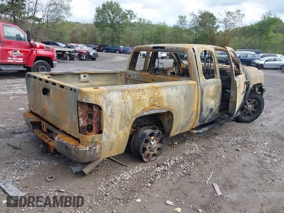 2011 Chevrolet Silverado 2500HD LT z VIN 1GC2KXCG6BZ138869, wystawiony jako IAAI lot #43311272 z przebiegiem Nie podano mil oraz . Historia ofert i sprzedaży dostępna na DreamBid. Obrazek 4.