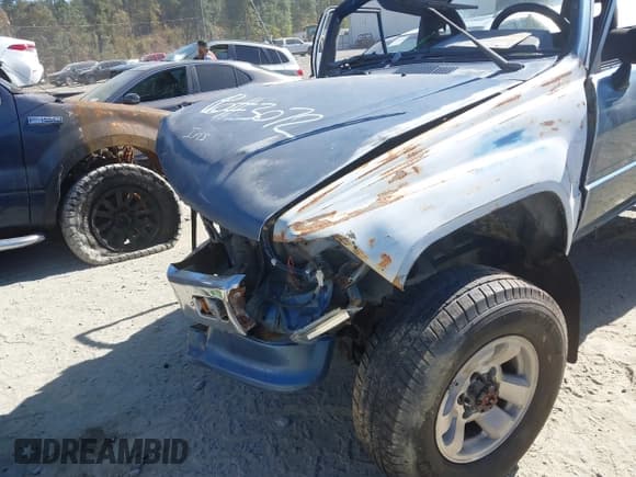 ✅ 1988 Toyota Pickup • VIN: JT4RN63A3J8007852 • Lot: 43526605. Wystawiony na IAAI z przebiegiem 318 004 mil. Bezpłatny archiwum sprzedaży aukcyjnych z USA i szczegółowy raport historii pojazdu na DreamBid. Zdjęcie 11.