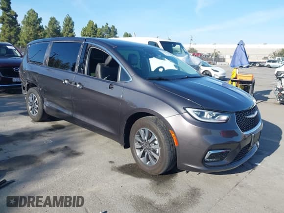 ✅ 2022 Chrysler Pacifica Hybrid Touring L • VIN: 2C4RC1L7XNR139546 • Lot: 43577259. Listed on IAAI with 71,131 mi. Free auction sales archive from the USA and detailed vehicle history report at DreamBid. Image 1.